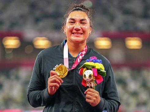 GOLD MEDALIST LISA ADAMS